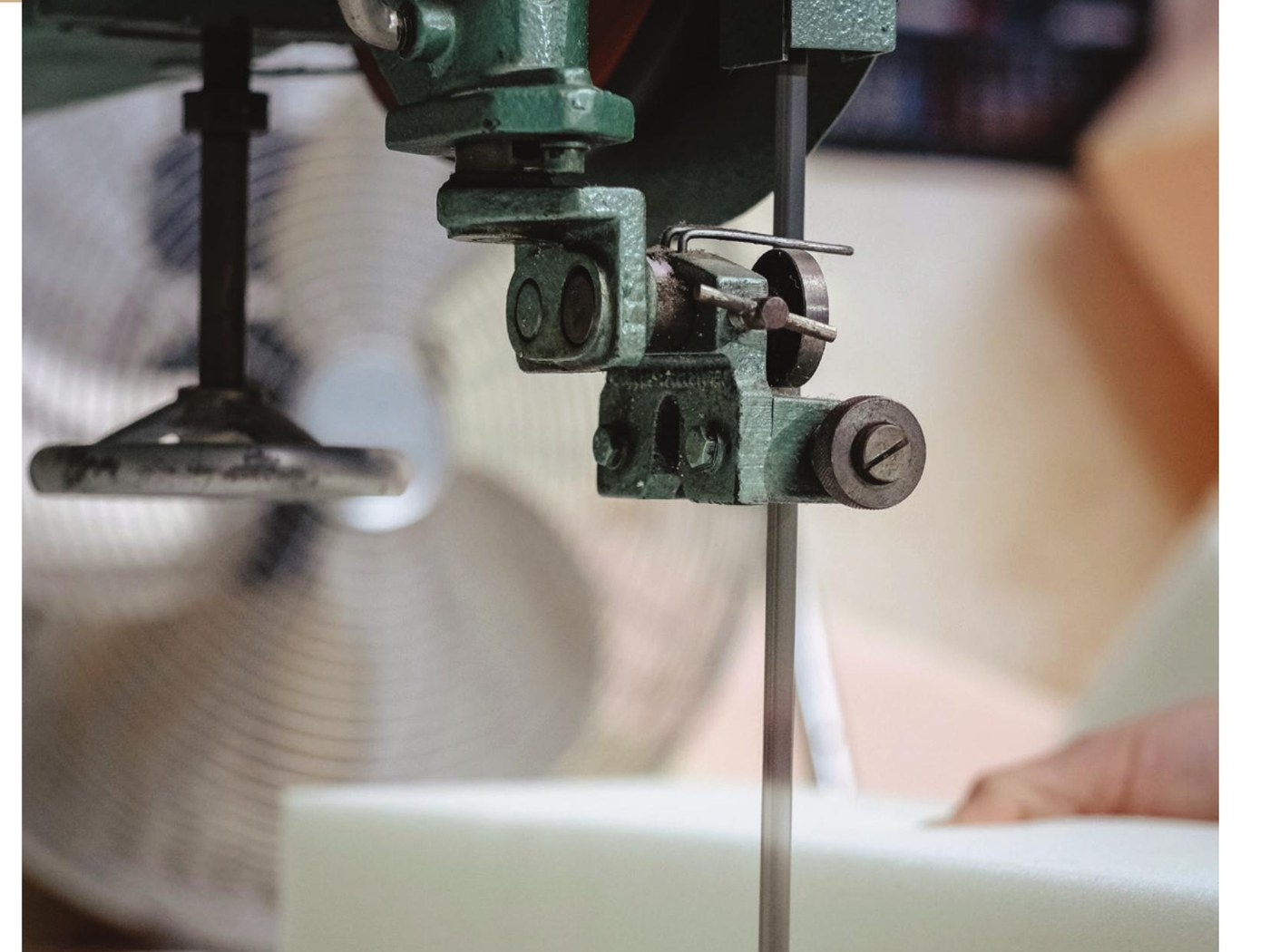 Corte de bloco de espuma em máquina de corte da fábrica Prorelax