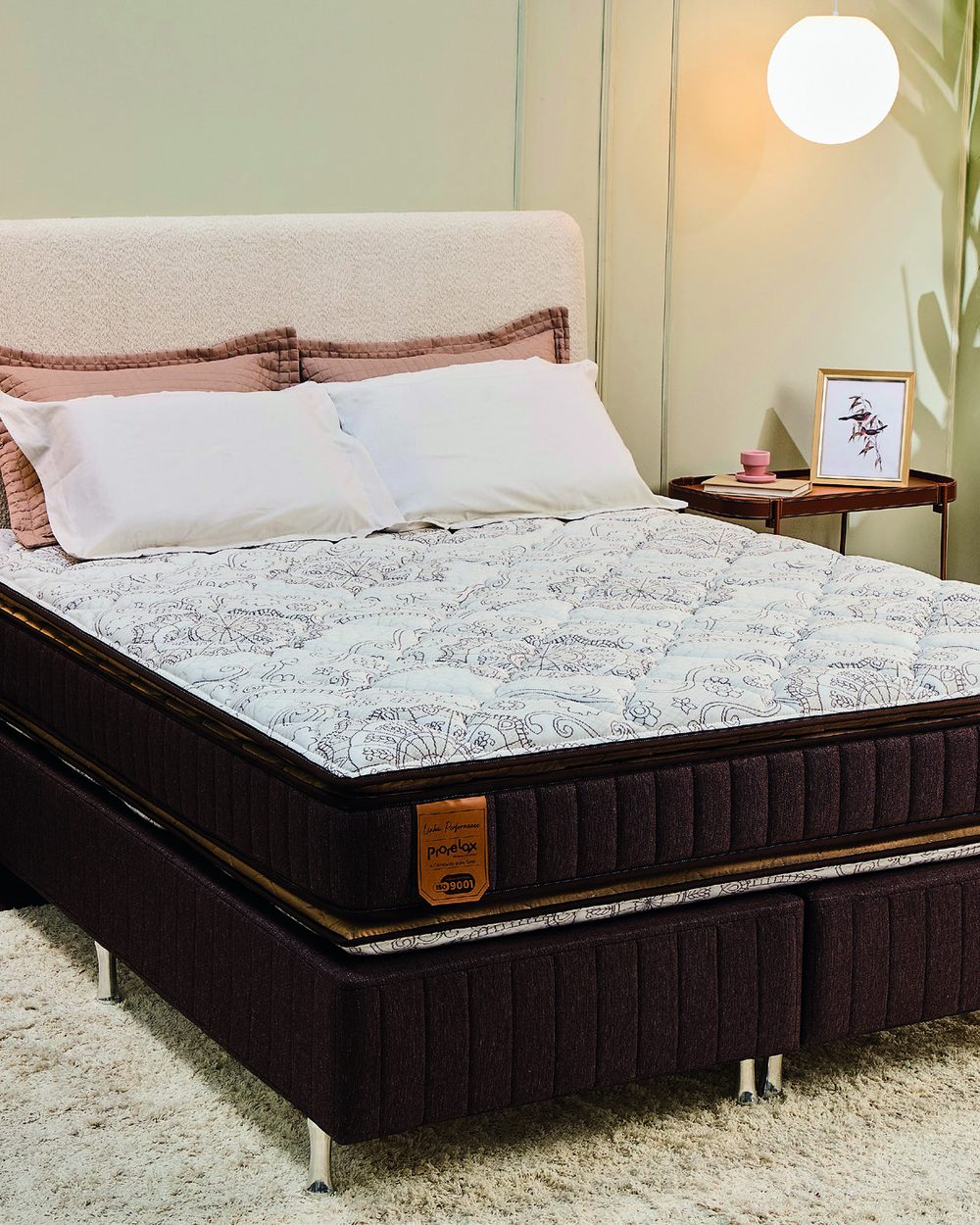Colchão Bali Pillow Top, da Linha Performance Prorelax, em quarto de casal